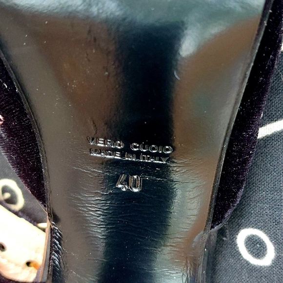 Elegant Black Embroidered Heels - Picture 13 of 15